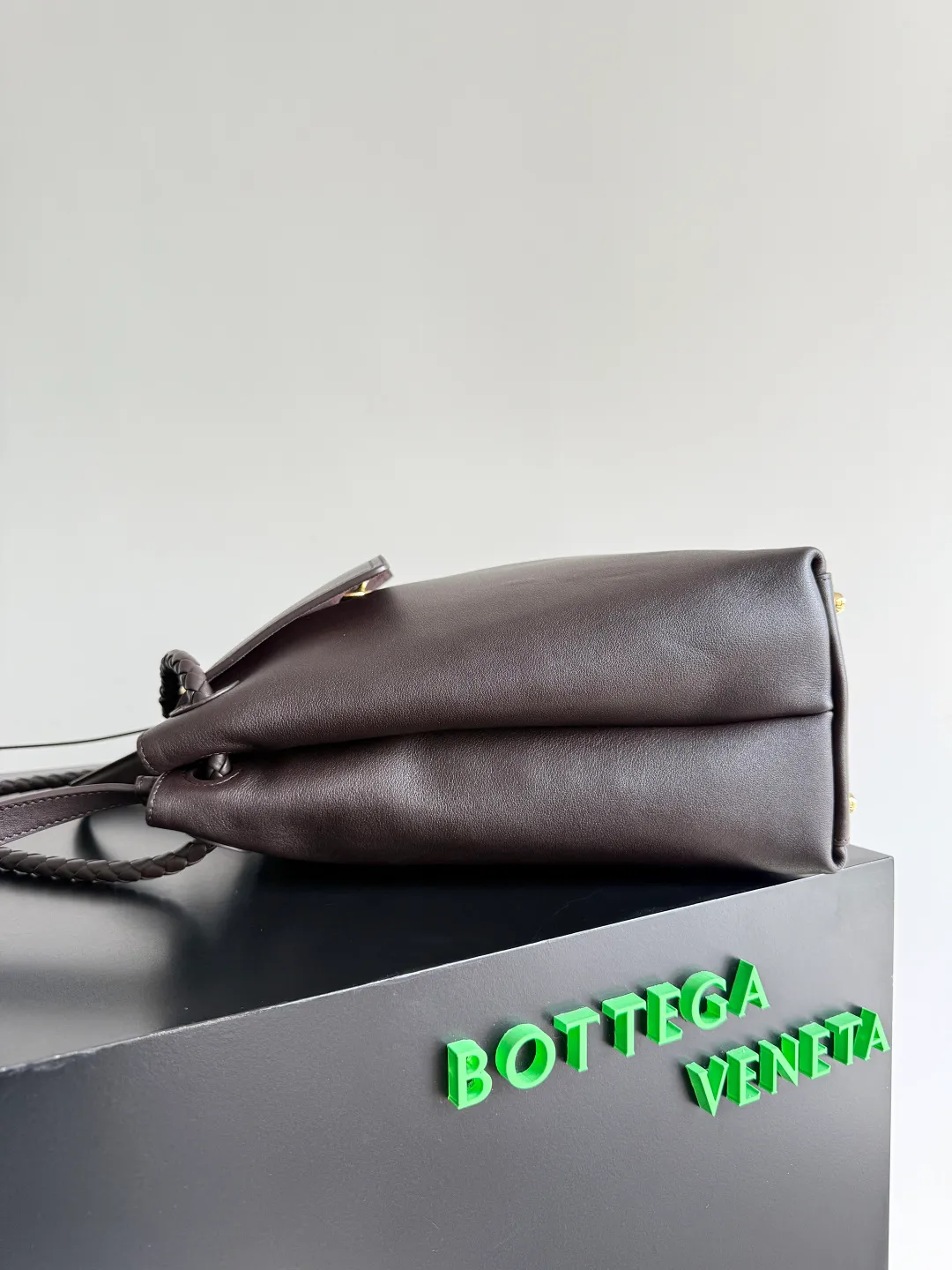 Batch 3160 BottegaVeneta Latest Ciao Ciao Bag Silky cowhide two-way flap handbag with signature twist detail, hidden hook closure, flap can be fastened to the front or attached to the INTRECCIATO woven internal pocket, comes with an adjustable and removable crossbody strap, internal compartment, and also features a zippered pocket. The surprise flap has various shapes. Style 1 - Cover the bag surface, exposing the knot and knot decoration. Style 2 - Place the flap inside the bag. A buckle is also designed. Style 3 - The U-shaped position of the top handle in the hand bag. Style No.: 826195 Size: 42*32*15cm